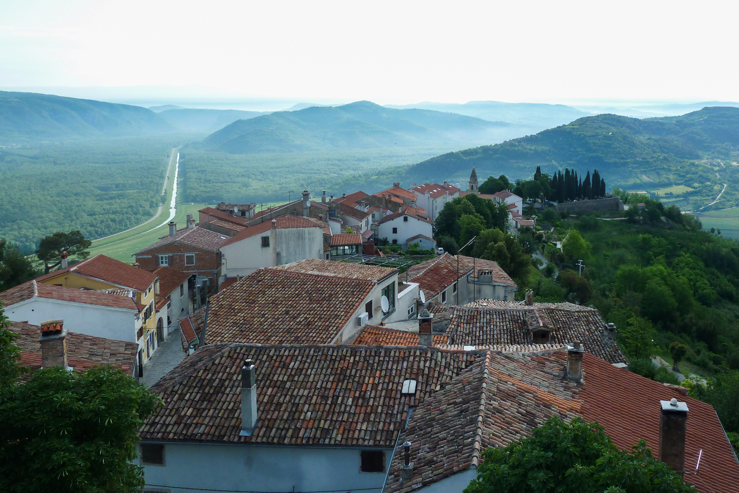 Über den Terrakottadächern – Blick von Buzet ins Tal